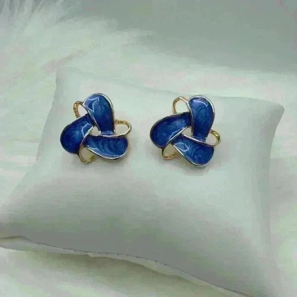 Cute Enamel Flower Earrings Stud Earrings in Blue - Picture 2 of 4